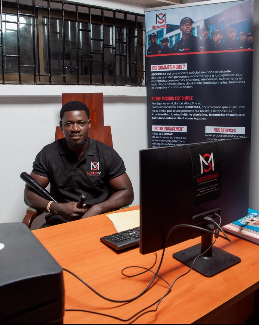 Agents SECURMAX en session de formation dans une salle de cours, encadrés par un formateur